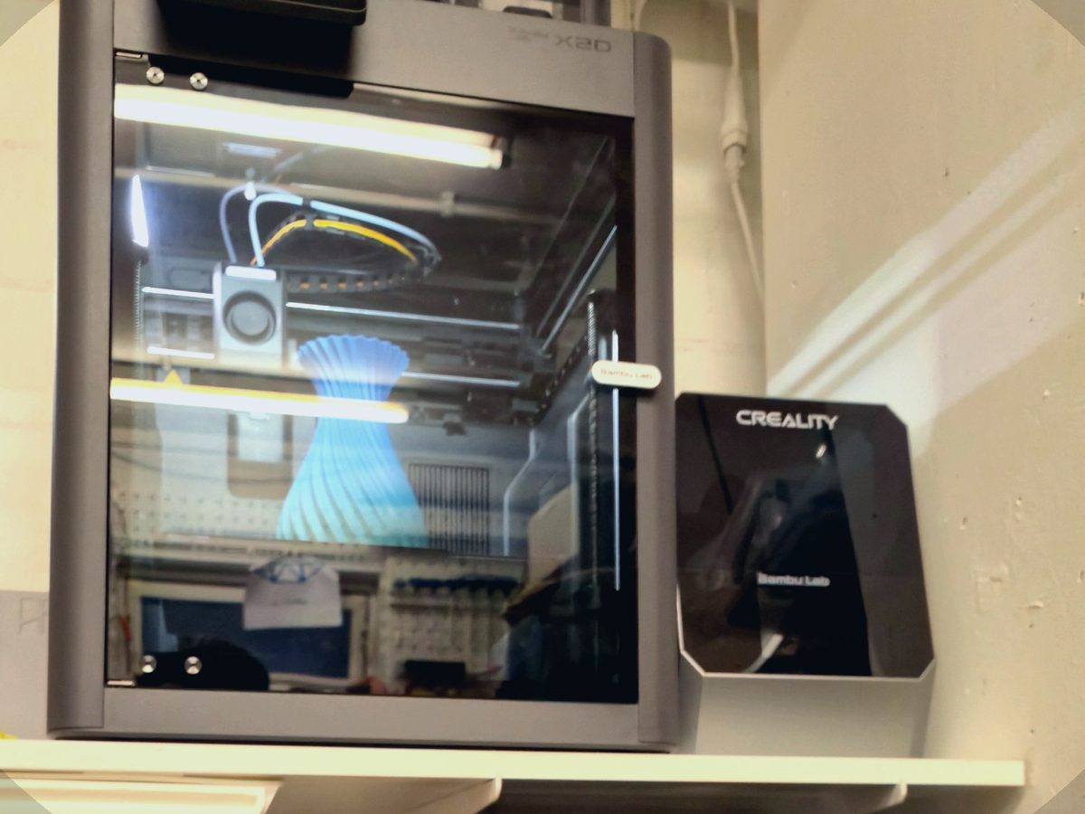 Mein Druckplatz mit Bambu Lab Drucker und Filament-Trockner